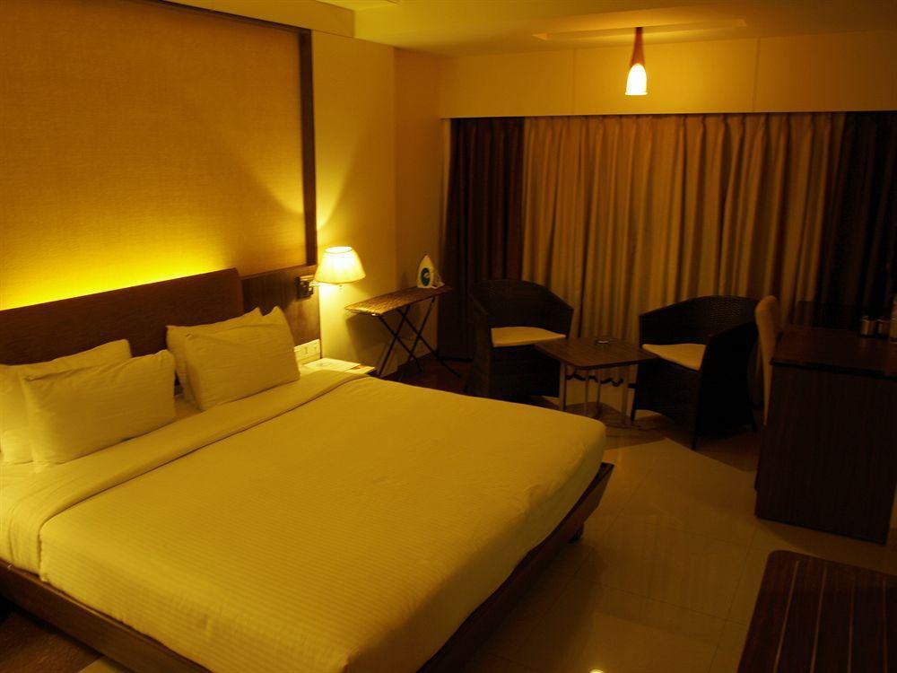 Kapila Business Hotel Pune Esterno foto