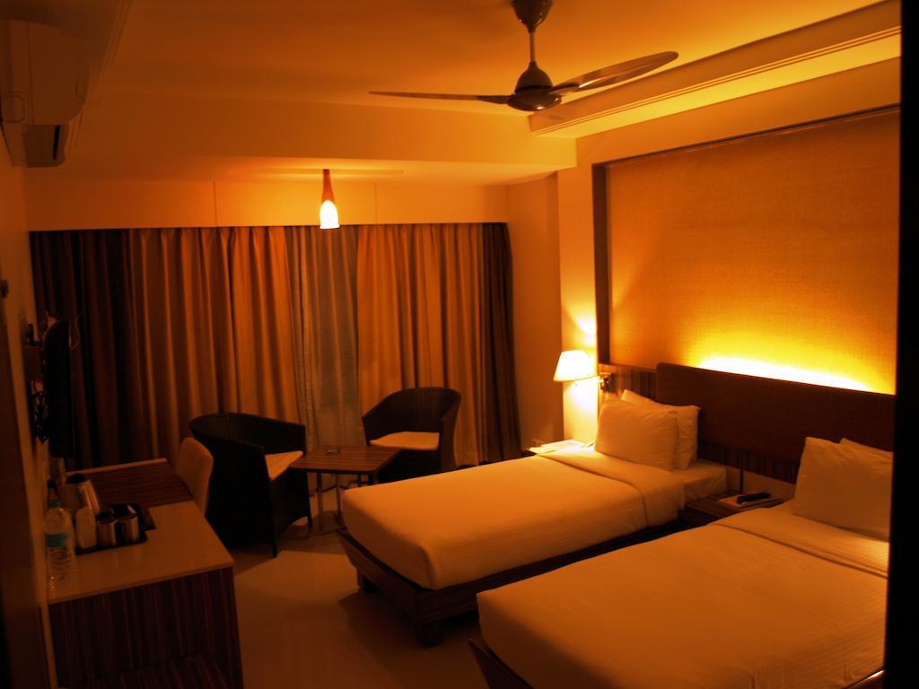 Kapila Business Hotel Pune Esterno foto