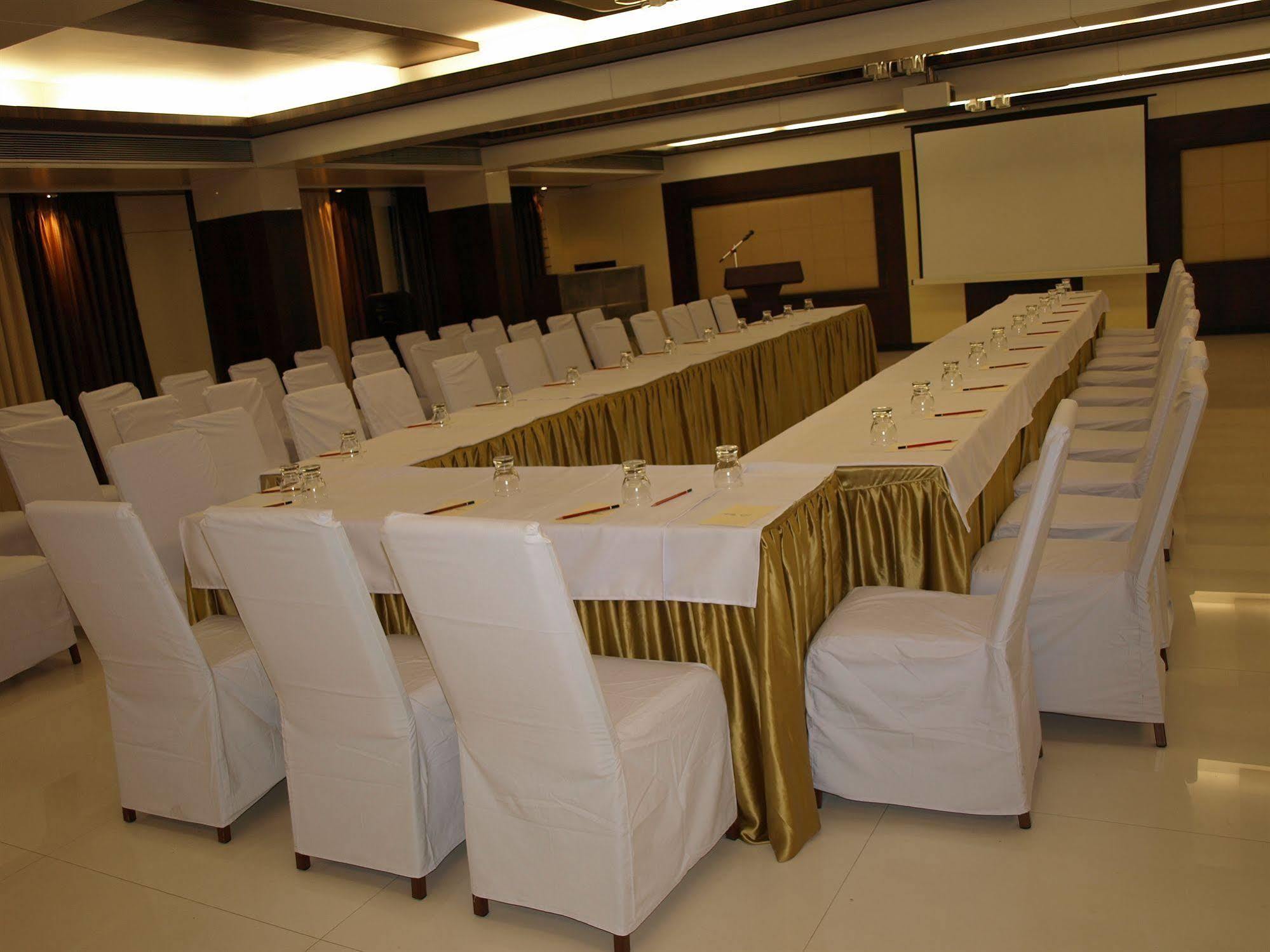 Kapila Business Hotel Pune Esterno foto