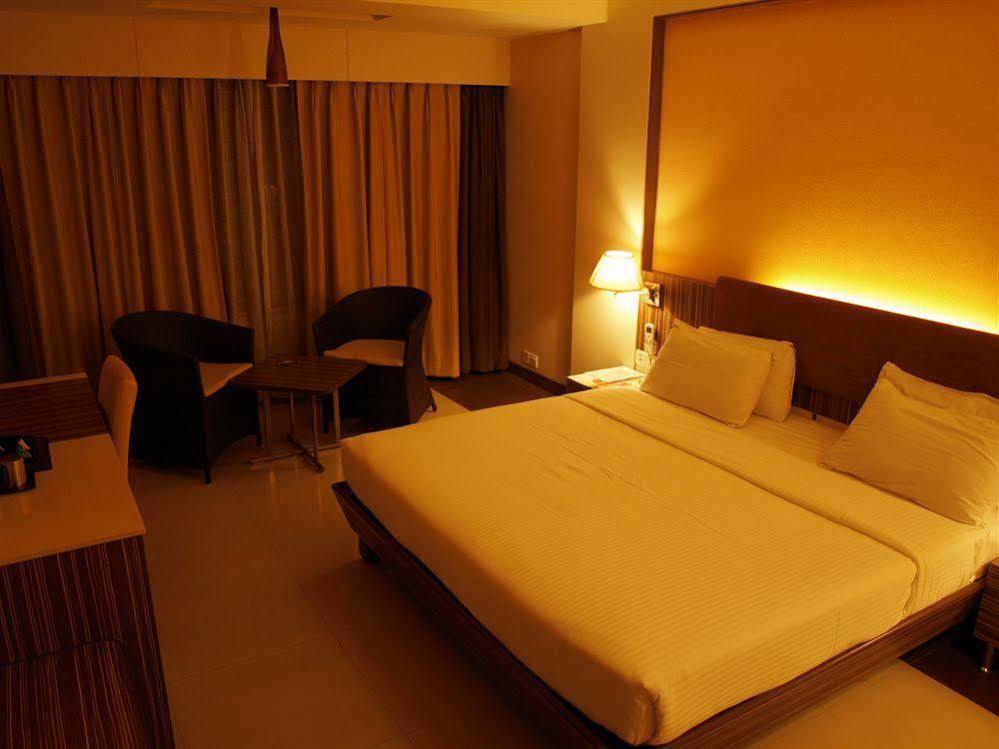 Kapila Business Hotel Pune Esterno foto
