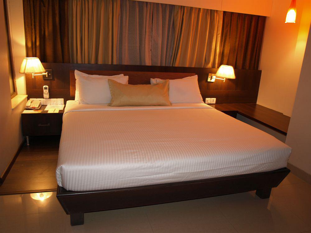 Kapila Business Hotel Pune Esterno foto